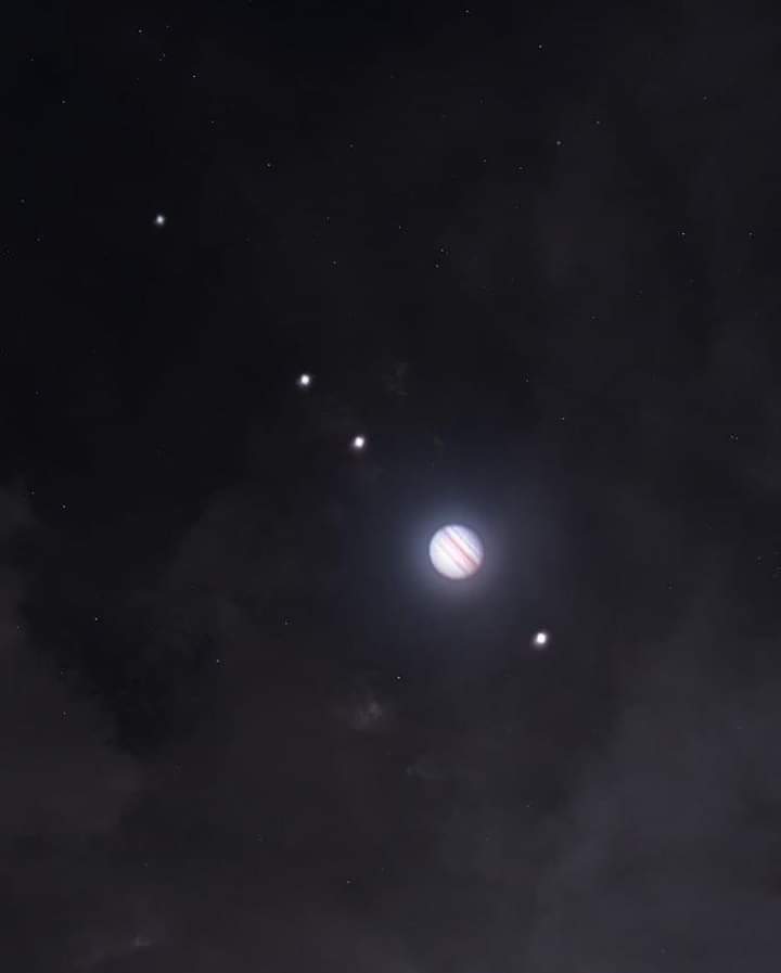 scienceresearc9's tweet photo. Una hermosa foto de Júpiter junto con sus cuatro lunas más brillantes: Ío, Europa, Ganímedes y Calisto.

📷: IG_the.z.axis https://t.co/qfyg9qK1ga