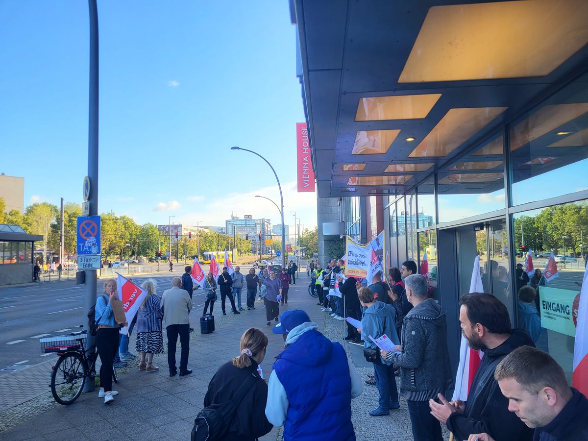 ver.di Gesundheit und Soziales Berlin-Brandenburg (@loehnerauf) on Twitter photo Viele Grüße vom Parteitag der <a href="/spdberlin/">SPD Berlin</a> an der Landsberger Allee 106! 😇
Kleiner Vorschlag:
🤗 Wahlversprechen einhalten!
😉 Koalitionsvertrag umsetzen!
✊️ Rückführung von CFM und Vivantes-Töchtern!
💰 3000€ Inflationsgeld für die CFM-Kolleg*innen! Viele Grüße vom Parteitag der <a href="/spdberlin/">SPD Berlin</a> an der Landsberger Allee 106! 😇
Kleiner Vorschlag:
🤗 Wahlversprechen einhalten!
😉 Koalitionsvertrag umsetzen!
✊️ Rückführung von CFM und Vivantes-Töchtern!
💰 3000€ Inflationsgeld für die CFM-Kolleg*innen!