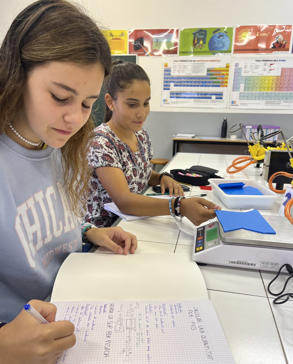 vedrunatorello's tweet photo. Com podem saber la densitat d’una pedra que hem agafat del pati ❓🪨
Fent càlculs de mesures indirectes al laboratori!! 👩🏻🔬🧑🏼🔬🗒️🔬
#4tESO #fisica #experimentacio https://t.co/RkG3YfNA8k