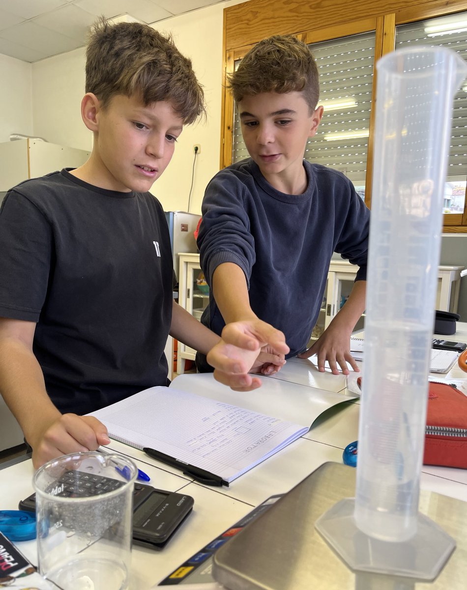 vedrunatorello's tweet photo. Com podem saber la densitat d’una pedra que hem agafat del pati ❓🪨
Fent càlculs de mesures indirectes al laboratori!! 👩🏻🔬🧑🏼🔬🗒️🔬
#4tESO #fisica #experimentacio https://t.co/RkG3YfNA8k