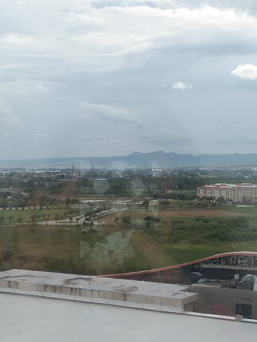kuhang kuha ng hotel room view namin yung tinatanim kong sama ng loob sa organizer ng supposed concert ngayon🥰 hahaha events grounds ng city de mare hahaha🥰 yung venue sana ng concert hahaha🥰
