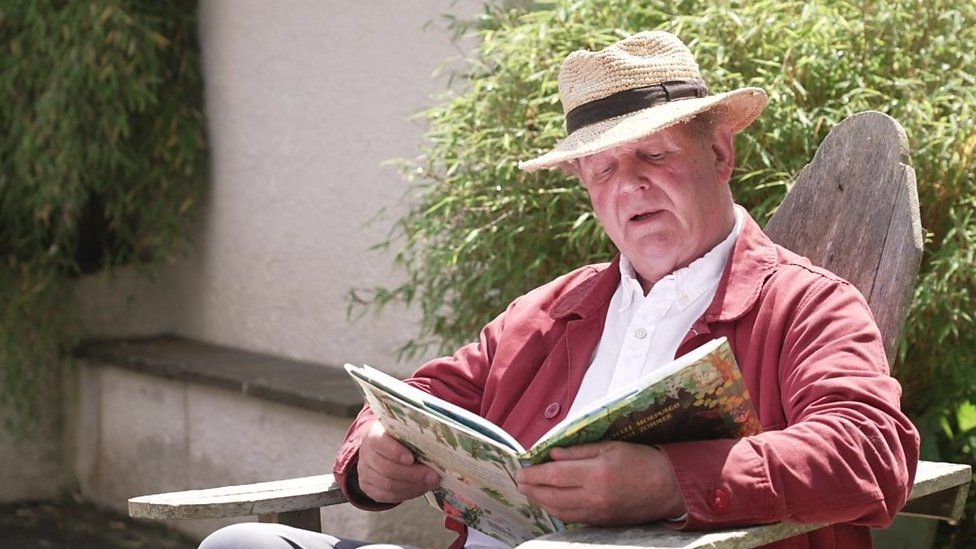 BBCNewsround's tweet photo. Michael Morpurgo's 80th birthday is near and he's joining us on Newsround to talk books and birthdays. Send him you questions here  👇 https://t.co/bfgUsqs0nI https://t.co/rPcUTzFCmp