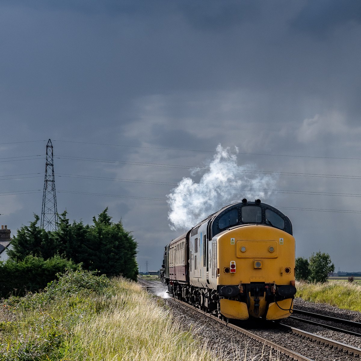 46100 'Royal Scot' hauls 37688 into the approaching Fenland storm, whilst working 5z46, Crewe to Orton Mere (NVR) via Whitemoor to turn the steam loco for today's charter to York.
Take at Toft No1 Crossing, March on 22nd Sept 2023
#RoyalScot #Class37 @TheGrowlerGroup