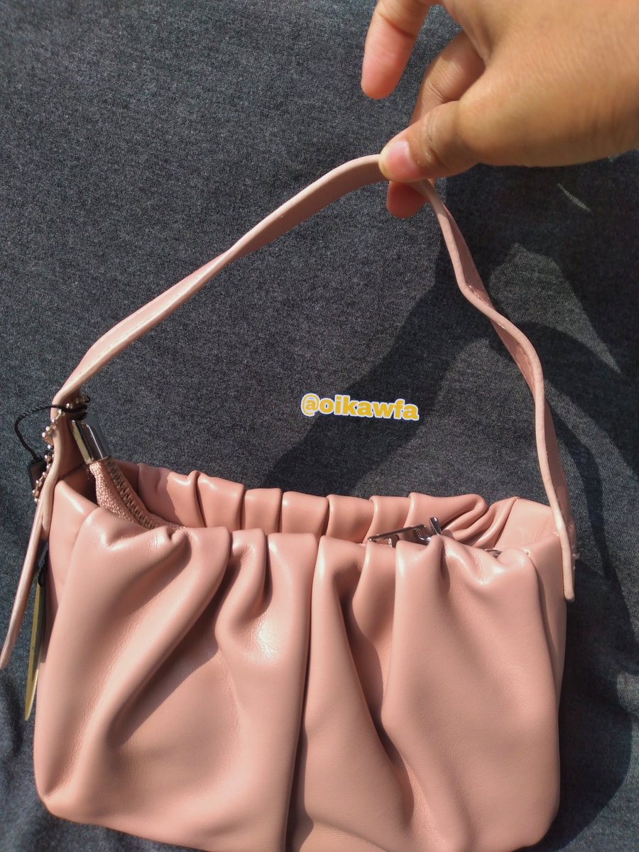 oikawfa's tweet photo. Mini slingbag / handbag ini berbahan pu leather halus. Ukurannya tidak terlalu besar tapi bisa muat beberapa barang. 
Silahkan di kepoin aja 👇 
https://t.co/U0nuiTqxWx https://t.co/CaQ24bRBNL