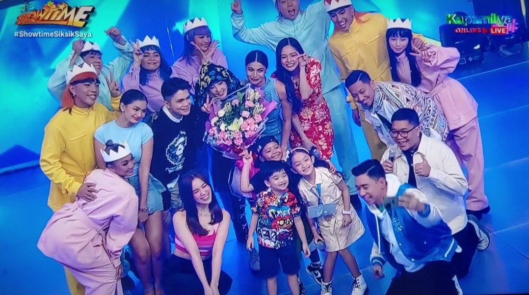 jackiecuddles's tweet image. @itsShowtimeNa family #groufie with #SandaraPark 🥰
@prinsesachinita 🤗
#ShowtimeSiksikSaya