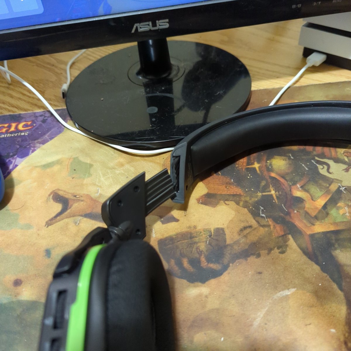 ImTwoCents's tweet photo. Nice quality @TurtleBeach, only a month old, turn my Xbox on to place, grab my headset and breaks before I put it on 🤌 money well spent on my wireless headset https://t.co/ICJb4OGN9P