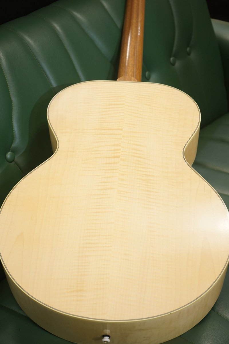 machidax's tweet photo. 【アコースティックフロア】
Gibson 1952 J-185 AN #22393018
https://t.co/uItQ5EpiV9
エイジド加工が施されたカスタムショップ製モデル!
風格のあるルックスと、ビンテージライクなサウンドが魅力です。
#ギター #アコギ #ギブソン #Gibson #J185 https://t.co/0IOuBaKc7I