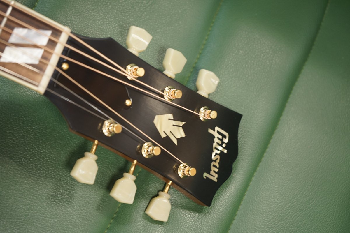machidax's tweet photo. 【アコースティックフロア】
Gibson 1952 J-185 AN #22393018
https://t.co/uItQ5EpiV9
エイジド加工が施されたカスタムショップ製モデル!
風格のあるルックスと、ビンテージライクなサウンドが魅力です。
#ギター #アコギ #ギブソン #Gibson #J185 https://t.co/0IOuBaKc7I