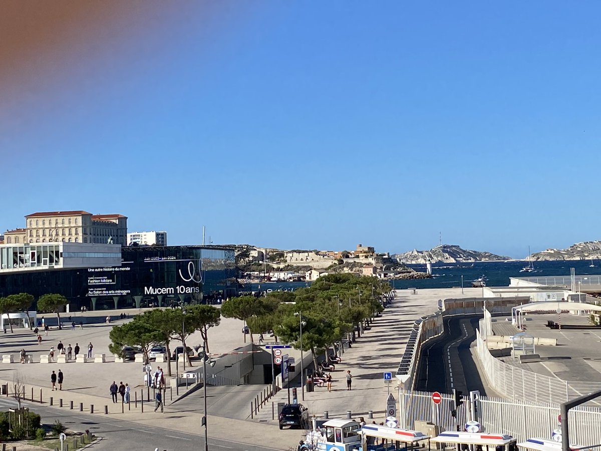 DidierReault's tweet image. Sur le village des @rencontresmed23 , au bar #podcasts de @radiorcf @DialogueRCF, pour intervenir dans quelques instants, sur les enjeux écologiques de notre territoire @AMPMetropole @departement13 et plus particulièrement @ParcCalanques