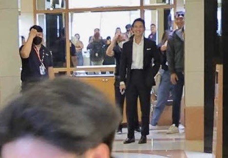sawitaaaaa_p's tweet photo. ตลกมากวันนี้ จะเดินไปดูว่าพี่ทิมจะออกมายัง
พอเดินไปถึงพี่ทิมออกมาพอดีเลยตกใจ เลยรีบวิ่งหนีเพื่อมาดักถ่ายตอนเค้าเดินมาทางด้านหน้า ก่อนที่เค้าจะเดินมา สับตีนแตก🤣🤣🤣

แต่พอภาพออกมาทำไมดูตลกแบบทุกคนวิ่งหนี ข้างหลังก็เท้าเอววีนแล้ว5555555555 https://t.co/u4e3GzXm0P