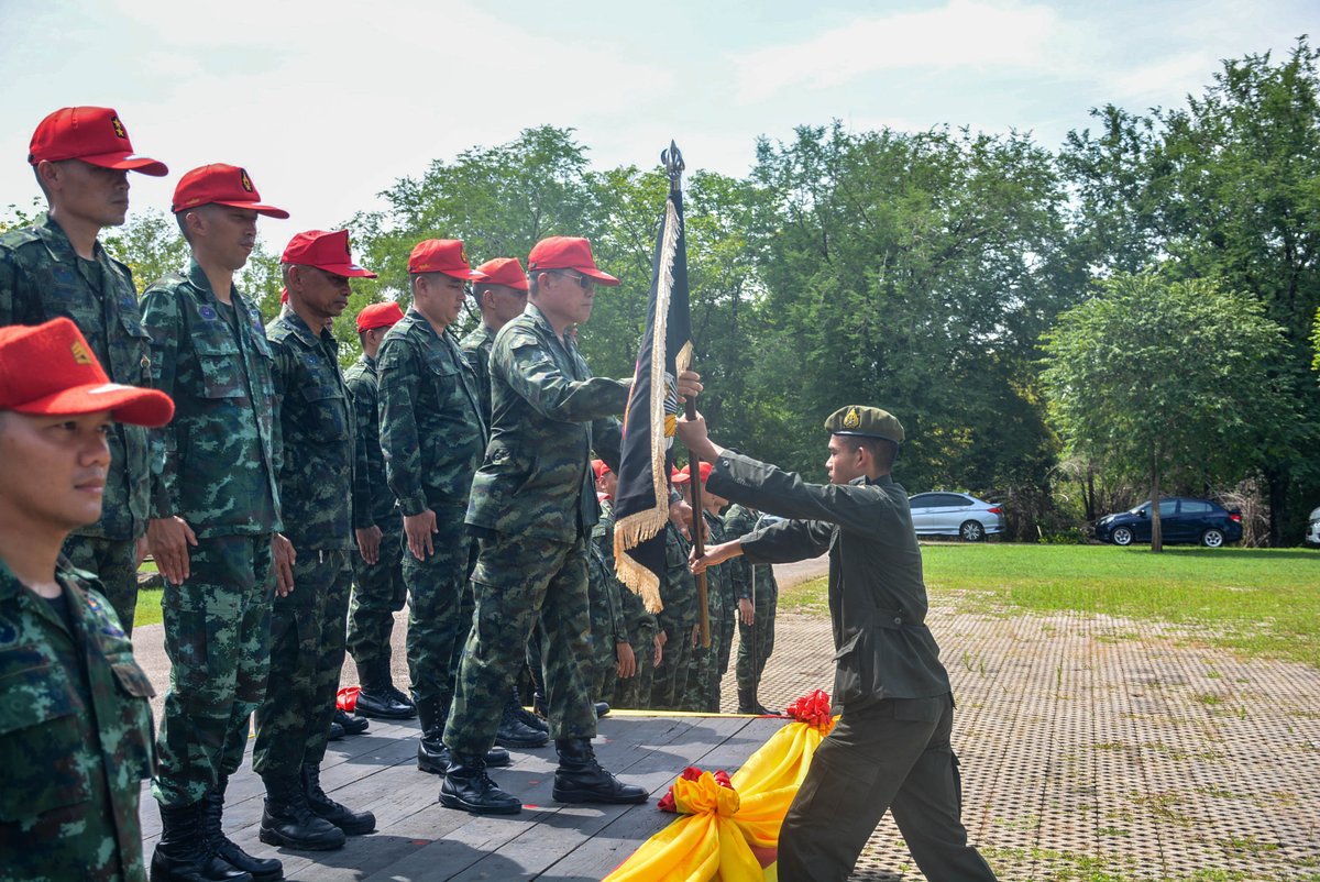 TrainingArmyCen's tweet photo. พิธีเปิดการฝึก หลักสูตรกระโดดร่มแบบพาราเซล รุ่น42
#พาราเซลรุ่น42 #รดchallenge #รด #นศท #เขาชนไก่ #พาราเซลปี3 https://t.co/5edHGpzMJ3