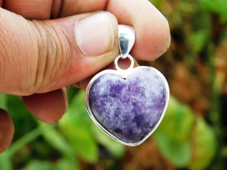 etsy.com/in-en/listing/…

#Charoiteheart #heartpendant #unisexpendant #purpleheartpendant #Charoitependant #Charoitenecklace #purplependant #gemstonependant #heartnecklace #Christmasgift
#giftforher #bridalshowergift #birthdaygift #weddinggift #pendant
#Statementpendant