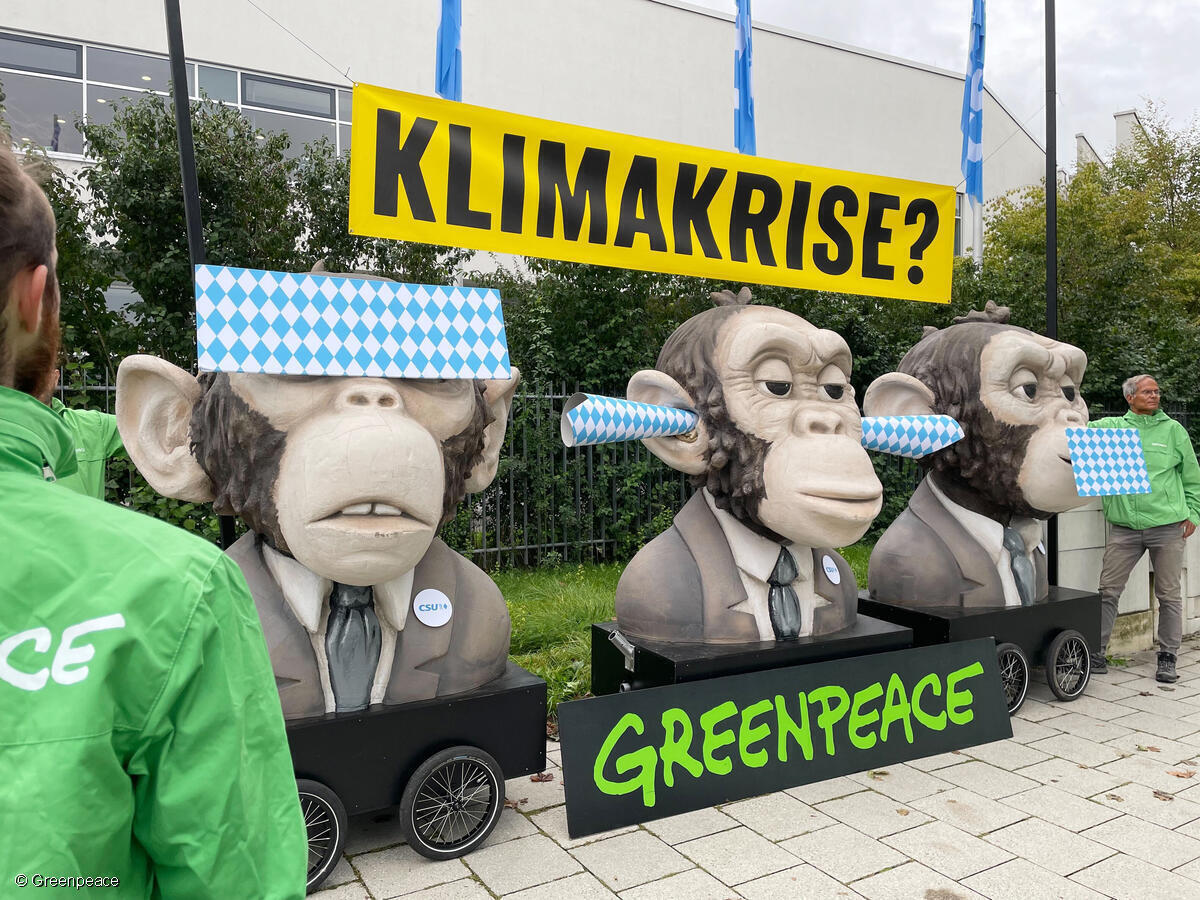 Live vor dem #CSU Parteitag in München: Greenpeace Aktivist:innen demonstrieren für mehr #Klimaschutz. Statt wegzuschauen, wegzuhören und totzuschweigen muss die Partei unter <a href="/Markus_Soeder/">Markus Söder</a> die Dramatik der Klimakrise endlich ernst nehmen! (1/3)