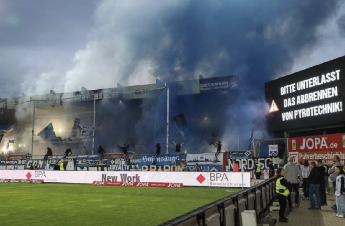 ultras1899_'s tweet photo. VfL Osnabrück - Hambourg SV #gasteblock #pyroshow #HSV #VFLHSV #Nordtribüne #ultras  #hamburgersv (22.09.23) https://t.co/82vt7gwDTR