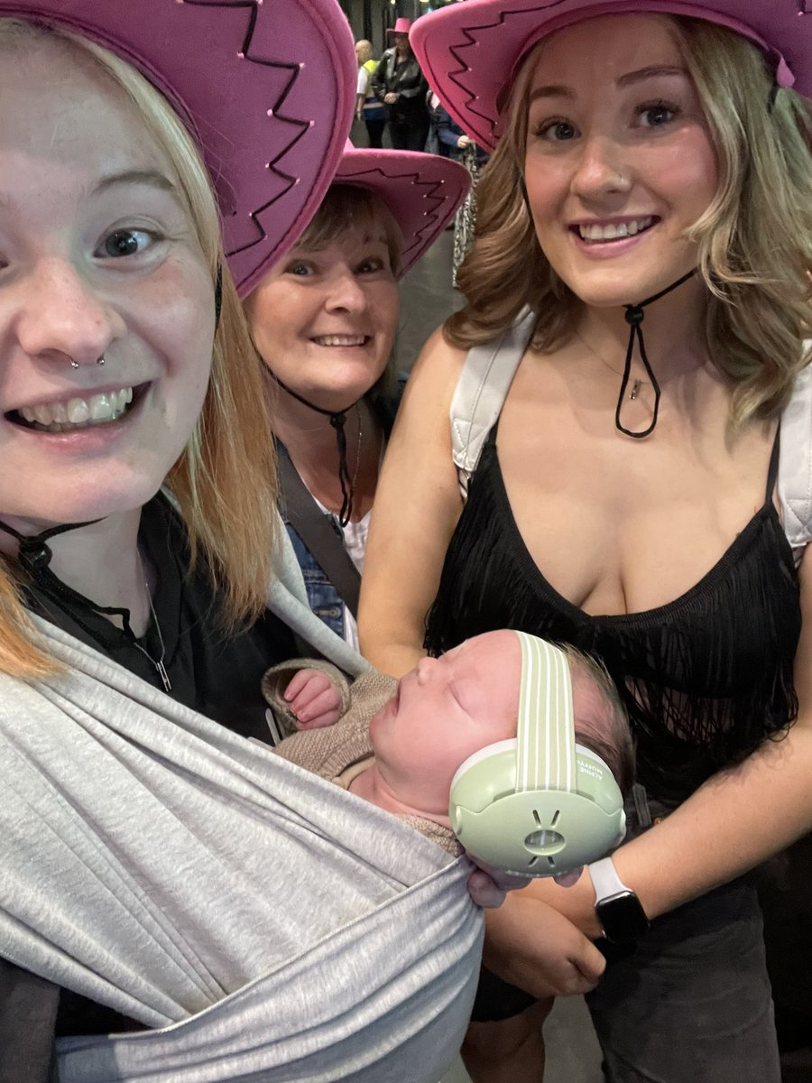 Lesleyda68's tweet photo. @ShaniaTwain wee Bert ( 5 days old) enjoyed the Glasgow show last night https://t.co/jWYogSbwUx