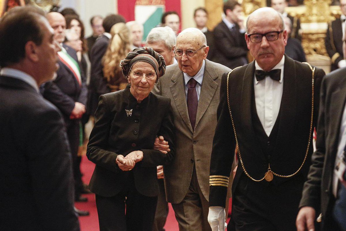 Giorgio Napolitano è stato uno degli ultimi protagonisti del Novecento. 

Animato dalla passione delle idee del proprio partito è sempre rimasto fedele all'interesse nazionale, con uno sguardo attento ai principi democratici, facendosi altresì portavoce della situazione
