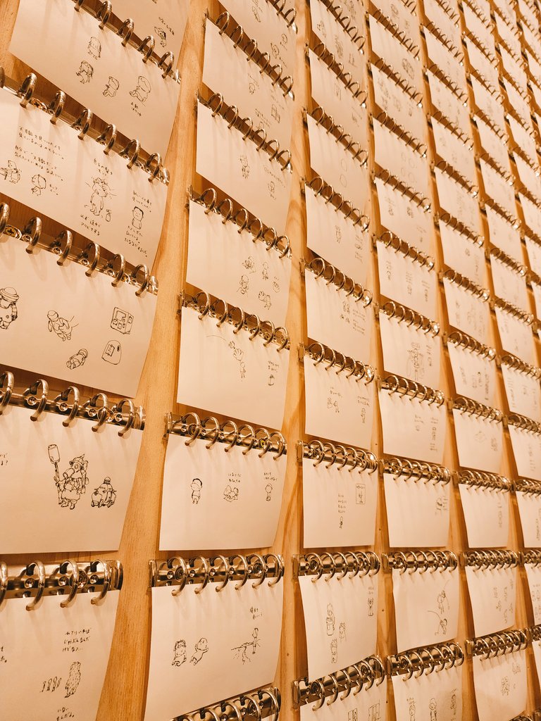 ヨシタケシンスケさんの
『かもしれない展』行ってきた!!

この方の絵本読んだ時と同じで
なんか凄く前向きになれた
素敵な展示会だった…🍎💕 
