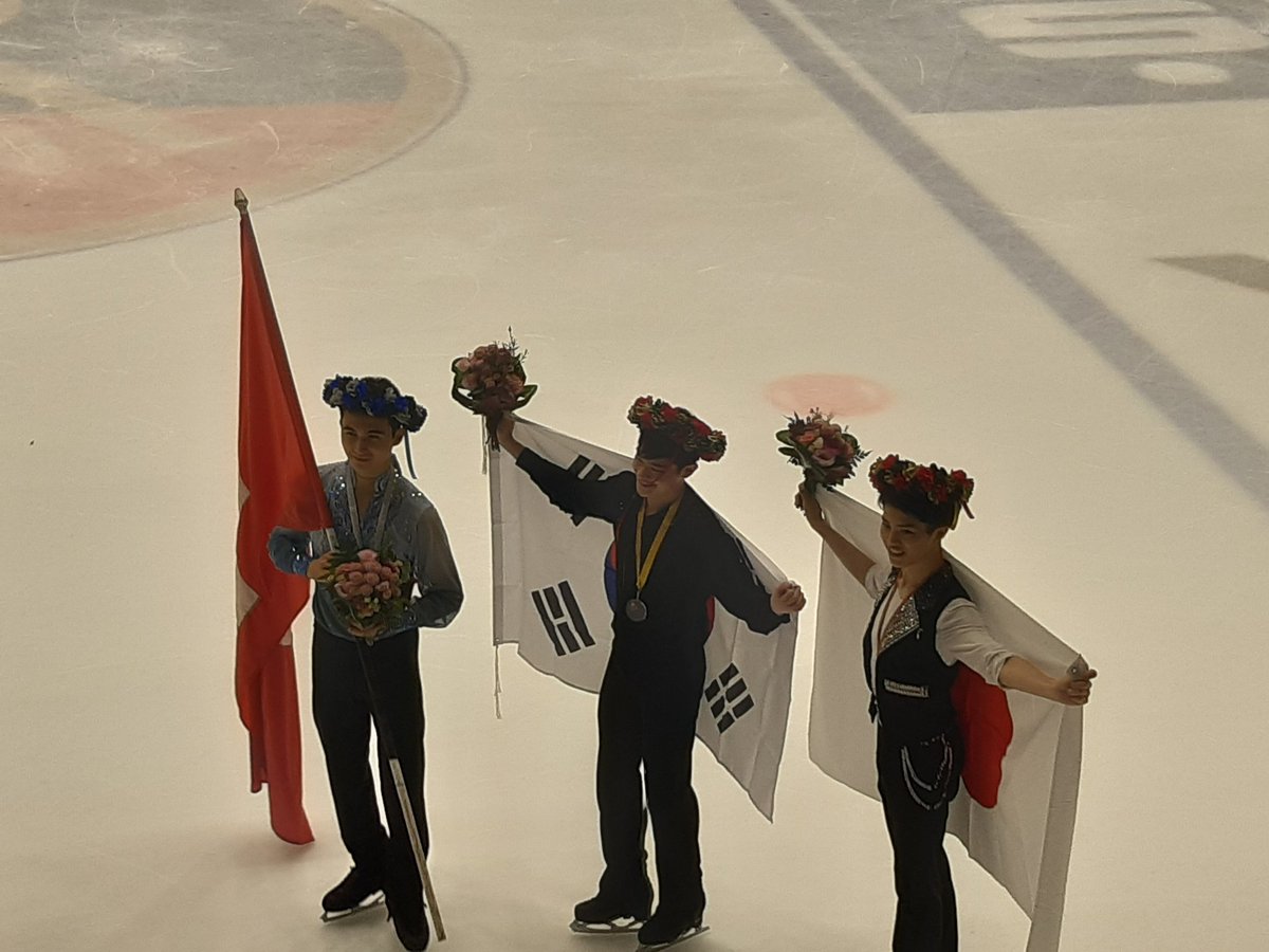 They were too precious and too gracious posing for us while wearing crowns 🥺🥺 I was so happy seeing that they were good sports about it. #JGPFigure #JGPBudapest 🥇#HyungyeomKim #김현겸 🇰🇷 🥈#NaokiRossi 🇨🇭 🥉#HaruKakiuchi #垣内珀琉 🇯🇵