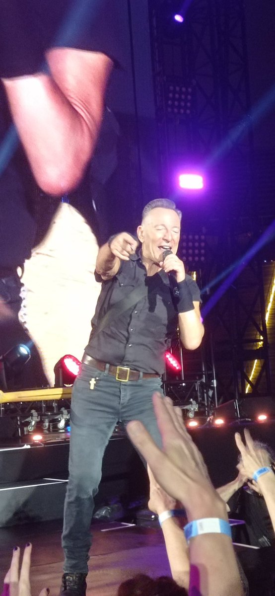 AlessioLaker's tweet photo. @pilloledirock "There are two types of people in this world, those who love Bruce Springsteen and those who have never seen him before"
#Springsteen #BruceSpringsteen #SpringsteenLive https://t.co/3jzjaXpo73