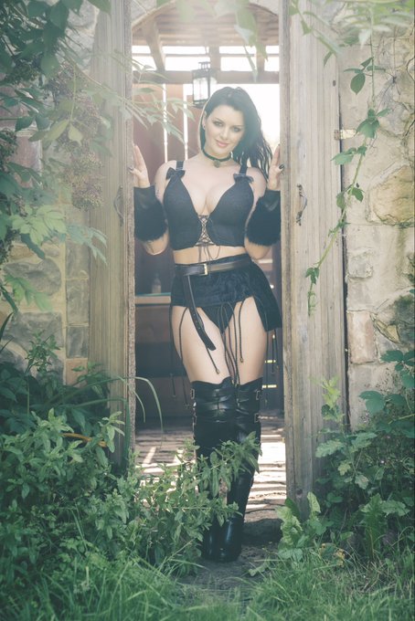 Have you seen my Yennefer cosplay set yet (it’s a full length outdoor cosplay masturbation video + HD