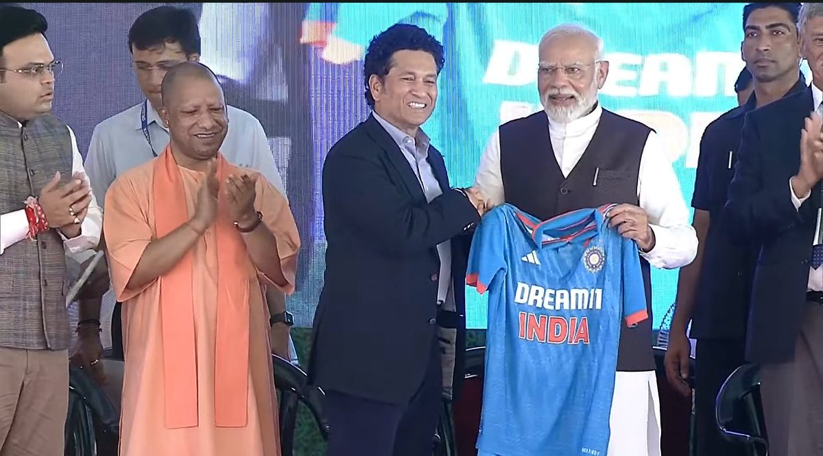 UpdatesJunction's tweet photo. Devoted to Lord Shiva, PM Narendra Modi along with CM Yogi Adityanath lays the foundation stone of the upcoming Varanasi International Cricket Stadium featuring Trishul-shaped floodlights, crescent-shaped roof, Damru-shaped media centre &amp; Bel Patra patterns.

#VaranasiStadium https://t.co/8lJk4nUCdU
