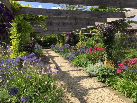 Only an hour west of London, Wickham House is a stunning Grade II listed Georgian house that also features a marquee, barn, pavilion and walled garden. 

➡️theidealvenue.com/united-kingdom…… 

#bride #bridal #Georgian #weddings #venues #venue