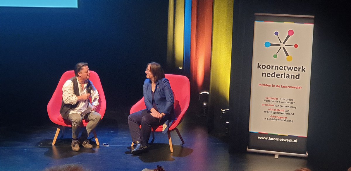 Tijdens #Koornetwerkdag2023 neemt de koorsector afscheid van voorzitter <a href="/DaphneWassink/">Daphne Wassink</a>! Pluimen, veren en anjers. Allemaal terecht. Dankjewel Daphne voor alles voor de koren en amateurkunst hebt betekent! Onbetaalbaar.