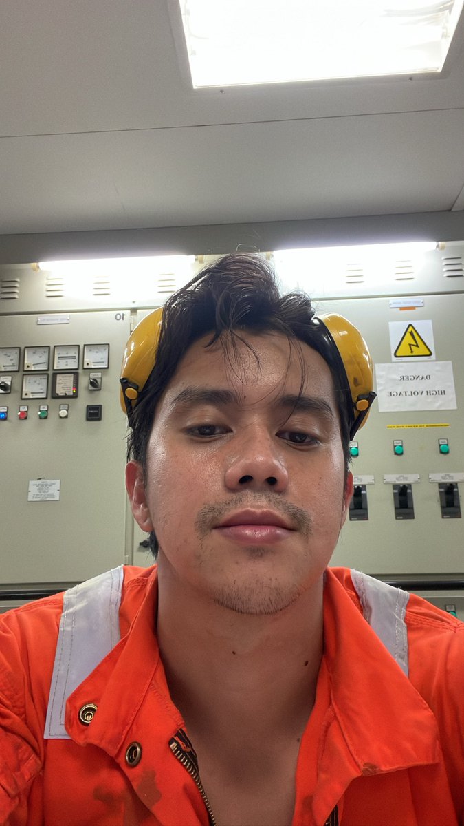 Siryawds's tweet photo. Sinungaling talaga mga seaman. Kunwari fresh pero sa totoo bugbugan sa trabaho at kulang2 sa tulog haha. Happy weekend sa mga taga lupa ❤️‍🔥 https://t.co/6re87ifRBF