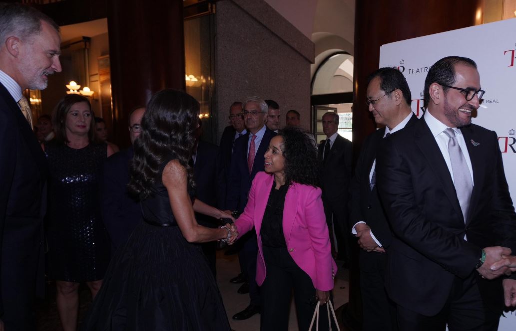 El embajador de Emiratos en España, protagonista junto a Felipe VI en la apertura de la temporada del Teatro Real
<a href="/UAEEmbassyES/">UAE Embassy to the Kingdom of Spain</a>
 elcorreo.ae/articulo/emira… a través de <a href="/elcorreo_ae/">El Correo del Golfo</a>