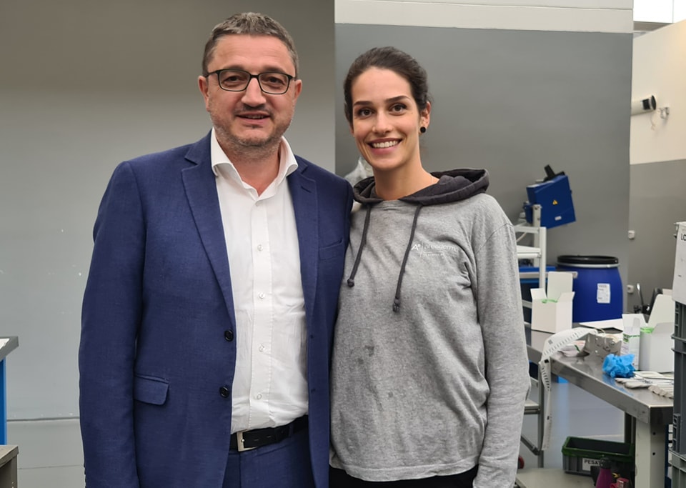 MaurizioFugatti's tweet photo. In una azienda di #Baselga l'incontro che non ti aspetti!
Tra le operaie che lavorano qui c'è anche Michela Andreatta, 26 anni, la nuova miss Trentino - Alto Adige‼️👏🏻👏🏻👏🏻
Ha una grande passione per la montagna e il suo sogno… https://t.co/yUklHS3vGI https://t.co/6KVgO1tbZg