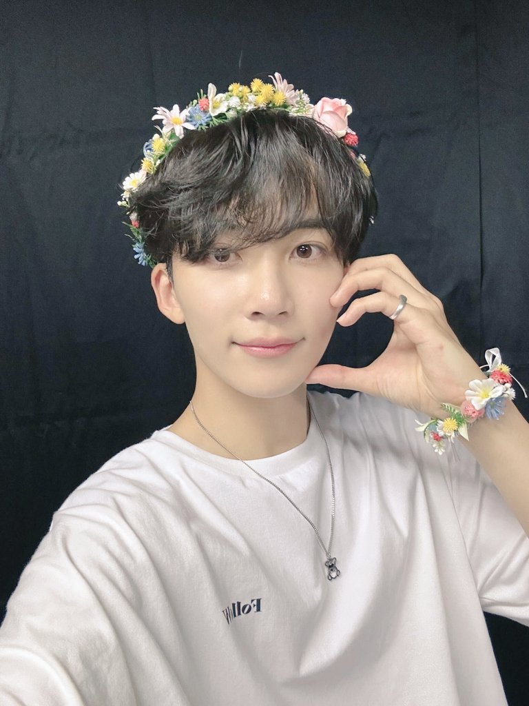 notNan1004's tweet photo. 🎁 follow 화관 12,000원

쫑모찌 쫑코미 화관이 왔어요~😘
일본콘서트 앵콜때 화관을 모티브로 제작되었습니다 👏
주문 후 제작 됩니다!
#쫑모찌 #쫑코미 #인형화관 #세븐틴인형 #인형꾸미기 #쫑모찌화관 #쫑코미화관 #정한인형 #10cm인형 https://t.co/JUoiCuMhYq