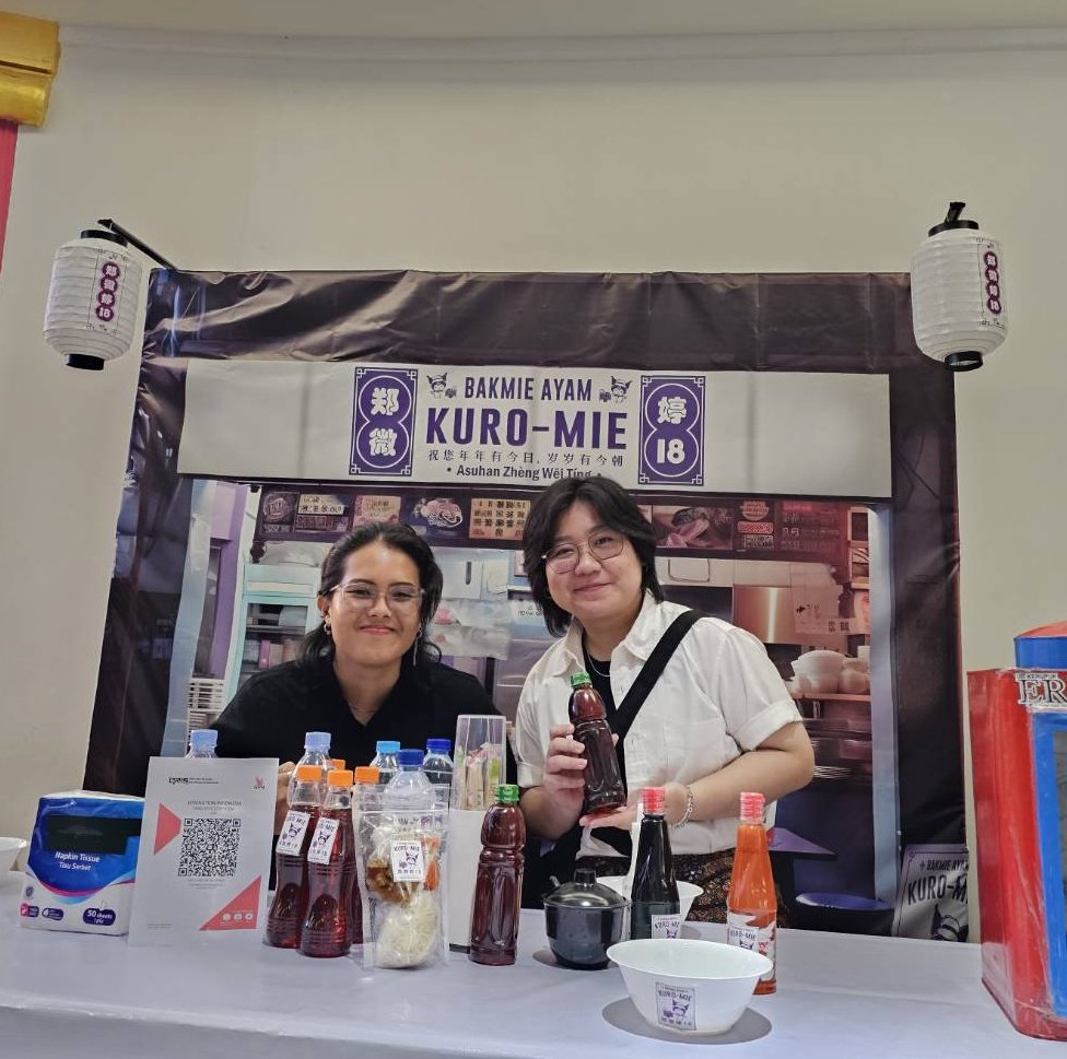 Serbukoreo_'s tweet photo. Menyambangi salah satu grand opening toko sebelahh, semoga lancar selalu untuk usaha nyaaa! Happy birthday yah Jes! May this world always treats you with kindness 💜 @C_Jessination48  #supportif #bersaingsehat #郑微婷18 https://t.co/IvEJezRSRH
