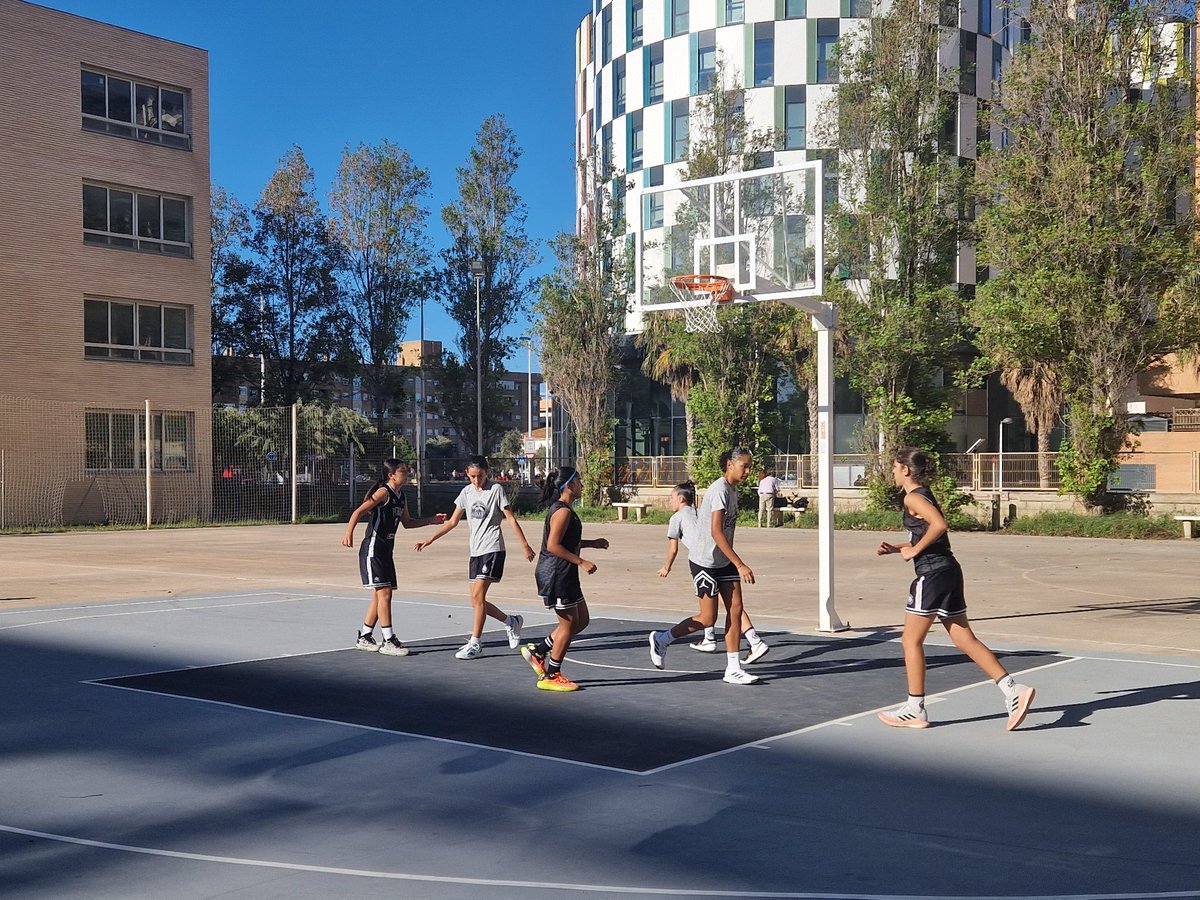 ayto_alboraya's tweet photo. 👤 El regidor d'Esports @maduepe rep a representants de la Comissió Europea

🏀 En una jornada esportiva organitzada pel club esportiu Bx3 Patacona StreetBall

📷 https://t.co/Hc9eSHtXyX https://t.co/y6eZRDOxrL