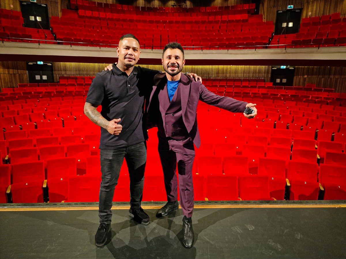 Agnietenhof (@agnietenhof) on Twitter photo Feestje! De in Tiel geboren Molukse cabaretier Joshua Timisela, met voorprogramma comedian Ciano Siwa, liet gisterenavond een volle <a href="/KontaktMP/">Kontakt Mediapartners</a> zaal gieren van het lachen. Jong én oud, 1e, 2e en 3e generatie Molukkers genoten. Wat een heerlijke opening van ons theaterseizoen! Feestje! De in Tiel geboren Molukse cabaretier Joshua Timisela, met voorprogramma comedian Ciano Siwa, liet gisterenavond een volle <a href="/KontaktMP/">Kontakt Mediapartners</a> zaal gieren van het lachen. Jong én oud, 1e, 2e en 3e generatie Molukkers genoten. Wat een heerlijke opening van ons theaterseizoen!