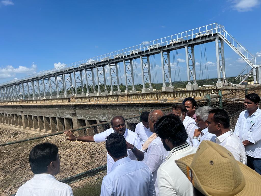 hd_kumaraswamy's tweet photo. ಕನ್ನಡಿಗರ ಹಿತ ಕಡೆಗಣಿಸಿ @INCKarnataka ಸರಕಾರ ಏಕಪಕ್ಷೀಯವಾಗಿ ತಮಿಳುನಾಡಿಗೆ ಕಾವೇರಿ ನೀರು ಬಿಟ್ಟ ಪರಿಣಾಮ ಕೃಷ್ಣರಾಜಸಾಗರ ಜಲಾಶಯ ಬರಿದಾಗಿದೆ. ಜಲಾಶಯಕ್ಕೆ ಭೇಟಿ ನೀಡಿ ಪರಿಶೀಲನೆ ನಡೆಸಿದೆ, ಅಧಿಕಾರಿಗಳಿಂದ ಮಾಹಿತಿ ಪಡೆದೆ.  ರಾಜ್ಯದ ಪಾಲಿನ ಸಮೃದ್ಧಿಯ ಸಂಕೇತ ಕನ್ನಂಬಾಡಿ ಅಣೆಕಟ್ಟೆ ಭಣಗುಡುತ್ತಿದೆ.1/2
#ಕಾವೇರಿನಮ್ಮದು https://t.co/wQu80cBPpD