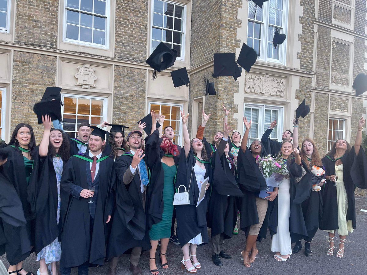 We’re graduates now.

We’re off out into the world of the industry - we hope it brings us lots of joy, and lots of learning experiences so we can continue to grow as actors and performers!

(🧵)
