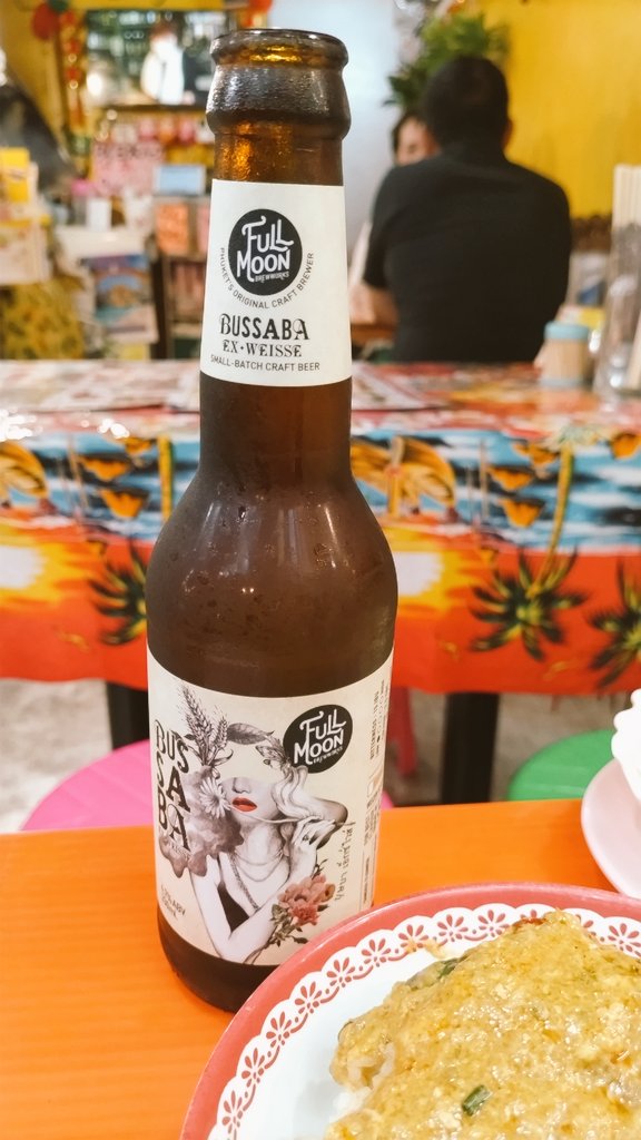 BeerAndLife's tweet photo. #アジア食堂ココナッツ にて
#FullMoonBrewworks さんの
IPA（ #CHATRI ）とヘーフェヴァイツェン（ #BUSSABA ）をいただく！
タイの空芯菜炒めとかプーパッポンカリーとかと一緒に楽しむと、美味しさが最大化されて危険なレベル！ https://t.co/q1dJLpqN9f