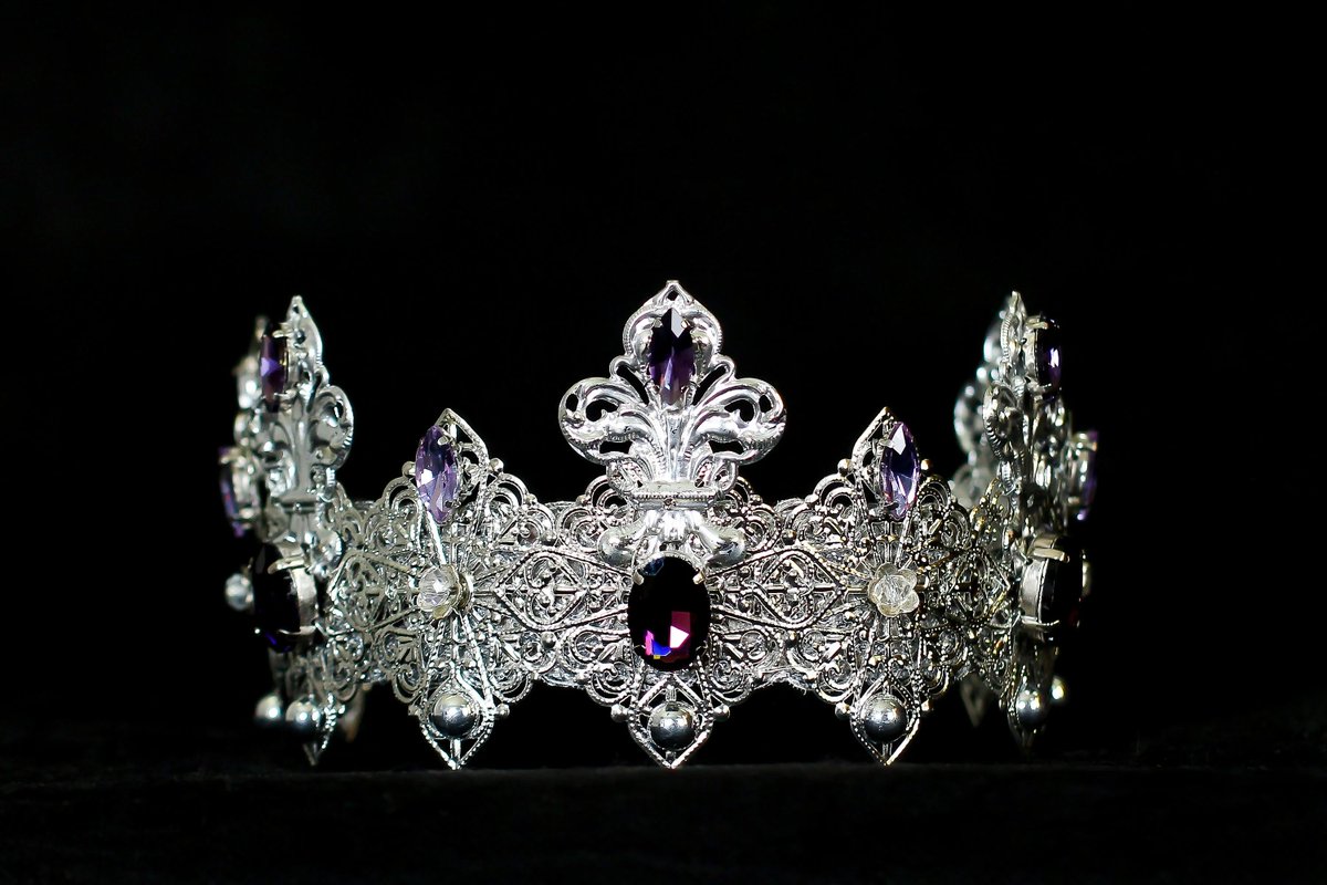 Saxius95's tweet image. ‘Your Name’ fantasy gown 
‘Your Name’ fantasy crown 
‘Your Name’ fantasy weapon

Not bad, i guess...XD