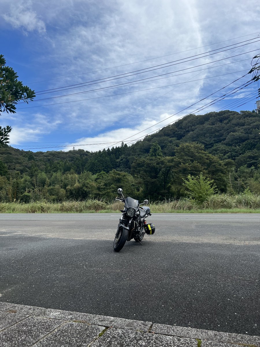 fuckiyo56's tweet photo. 無事帰宅。
いやー、山口県は人も警察も多かったー。ゆっくりする気が失せたw
目的の森の中のカフェでジューシーハンバーグ師匠とカフェ・オ・レでのんびり休憩。
久しぶりにまともに乗った気がしたね👍
#cafeleaf
#下関市豊田町 https://t.co/AmA7O6kkh5