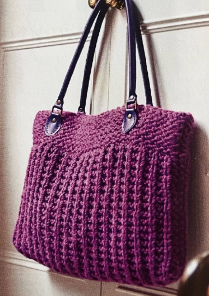 Knitted Chunky Ribbed Bag Pattern 👜💜
#knitting #knittedbag #crafts #bag #giftideas #MHHSBD #crafts #handmadegifts #planahead #craftbizparty #UKGiftAM dwcrochetpatterns.etsy.com/listing/134456…