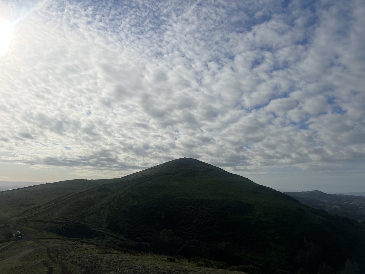JosieAllan4's tweet photo. Clouds are up and moving. Weather’s changing again. Autumn has landed. 🍂🍁🧡 gorgeously warm and fresh.
🌱💫
#magichill #magicskies #Malvern https://t.co/cxbXdigmRS