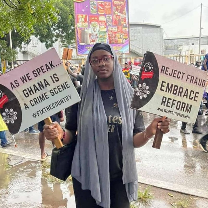 Teemah433's tweet photo. Anywhere they are calling out this corrupt government, trust that I'll be there.
#OccupyJulorbiHouse https://t.co/4SmH2sFHpQ