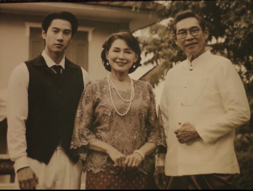 violet_rainyy's tweet photo. "แม้ไกลแค่ไหน นานเพียงใด จะไม่มีใครเก็บเกี่ยวรักไปจากใจฉันได้ นอกจากพ่อจอมคนนี้...แค่เพียงคนเดียว"

#หอมกลิ่นความรัก #IFeelYouLingerInTheAir 
 #หอมกลิ่นความรักEP6 https://t.co/HgZjG2VeNO