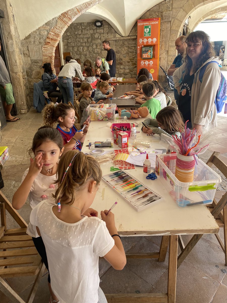 lluisguino's tweet photo. Iniciem dissabte #FMBesalú #SantPrim amb tallers infantils a Plaça amb el @eltallerBesalú de Kelly i @Astrid_inad 👏👏 https://t.co/9uI6LsNFig