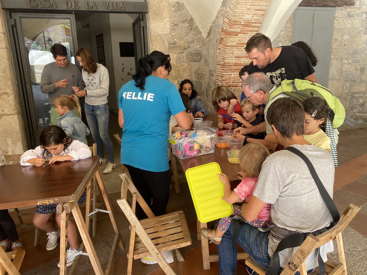 lluisguino's tweet photo. Iniciem dissabte #FMBesalú #SantPrim amb tallers infantils a Plaça amb el @eltallerBesalú de Kelly i @Astrid_inad 👏👏 https://t.co/9uI6LsNFig