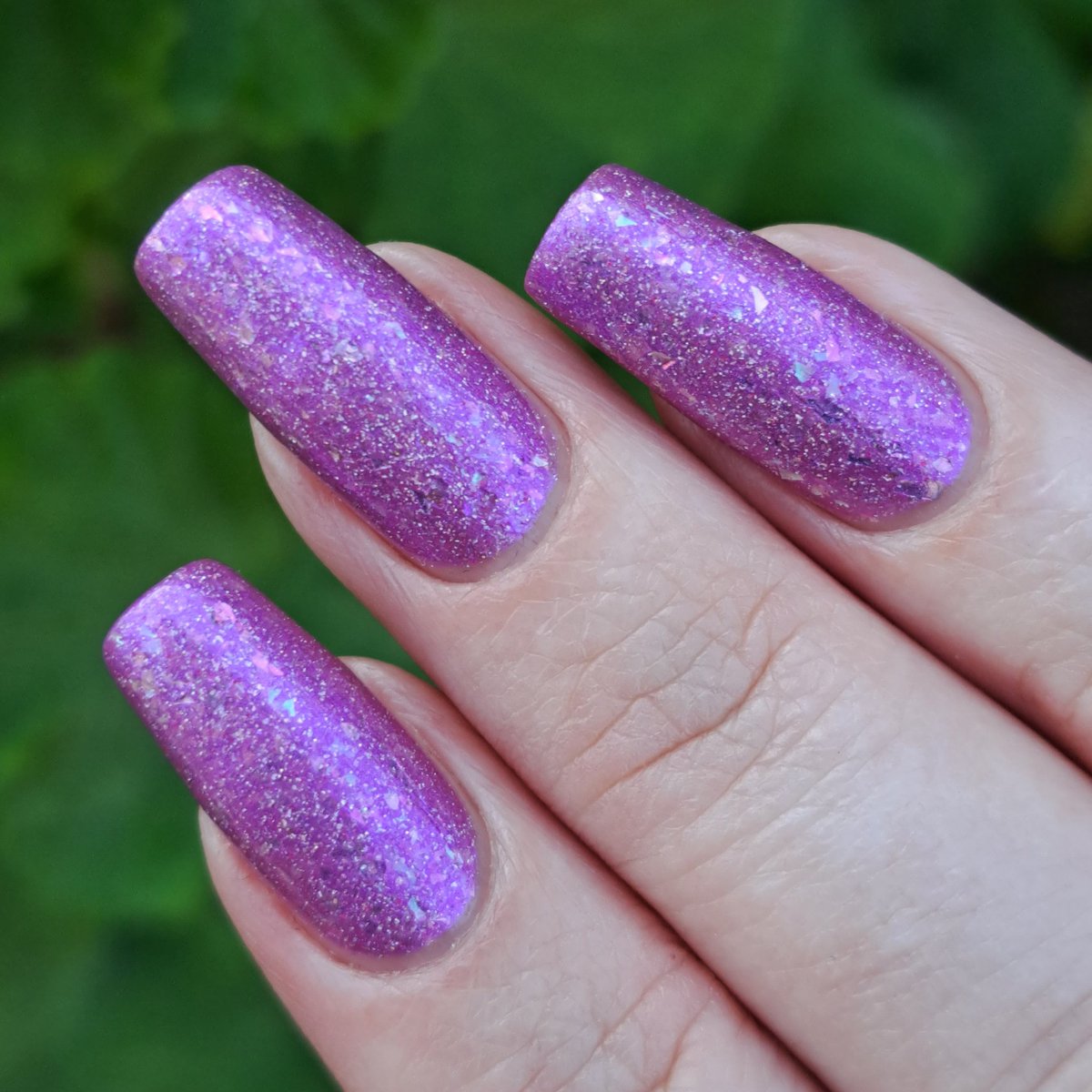 This week's polish: 'Do You Play Croquet?' from @mooncatnyc's limited edition Alice In Wonderland collection is a light orchid pink polish filled with iridescent flakies, pink shimmer, and reflective & holographic glitters. 🌜🐈‍⬛️🩷💅 #mooncat #givemesparkles #indienailpolish