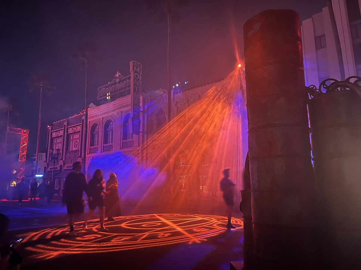 emma_schaffer's tweet photo. NIGHT EIGHT 9/22: started night of strong with nightmare fuel as usual, proceeded to gringotts and transformers, then went to try minion cafe and it was 10/10! we did darkest deal and it spooked sarah multiple times per usual 🤭 ended with sitting in dark zodiac ♈️♓️ #HHN32 https://t.co/D24lDG0aTt