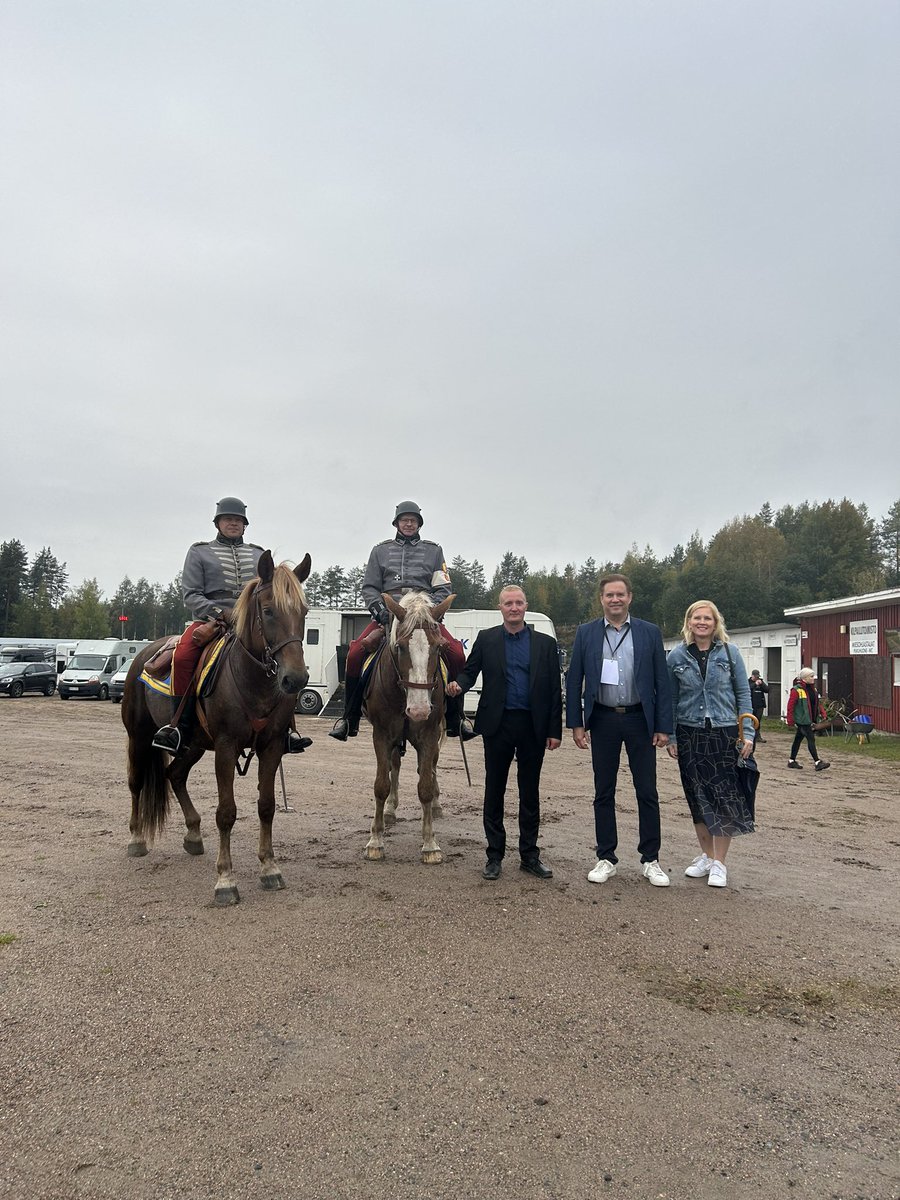 Hienot <a href="/LappeenRavirata/">Lappeen Ravirata</a> Villimiehen tammakilvat ja upeat voittajat! Tunnelmaan tutustumassa Teemun opastuksella myös <a href="/LappeenrantaFi/">Lappeenranta</a> kaupunginjohtaja <a href="/KimmoJarva/">Kimmo Jarva</a> <a href="/EtelKarjalanlii/">Etelä-Karjalan liitto</a> maakuntajohtaja <a href="/SikanenSatu/">Satu Sikanen</a> #ravit