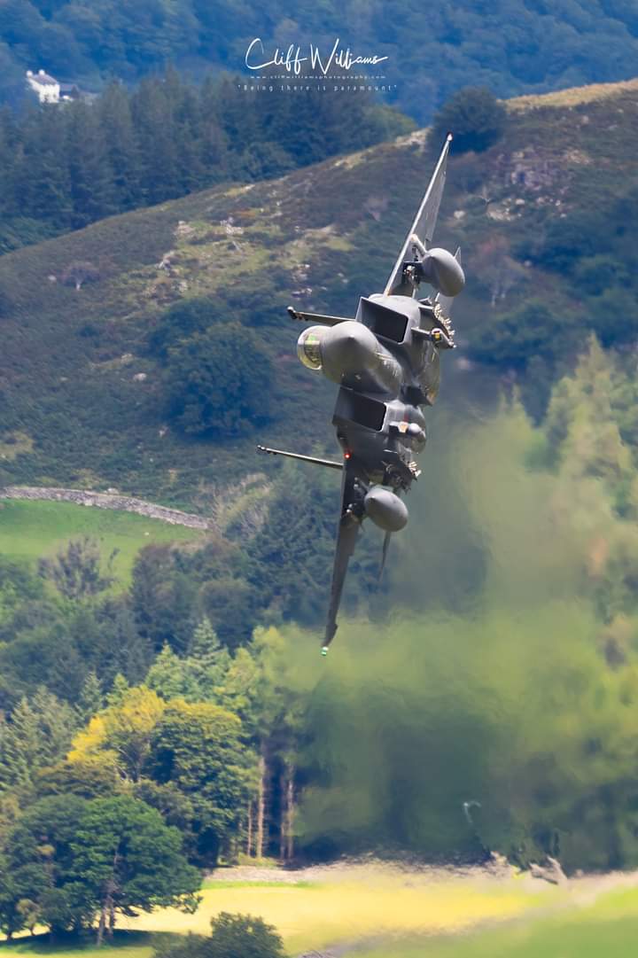One of the images I showed to Digibox on Thursday evening, my talk about Aircraft photography went down well.

Photography of low level flying has to be the greatest hobby, what else leads to moments like this. #F15 #48th #RAFLakenheath #USAF #Eagle #machloop