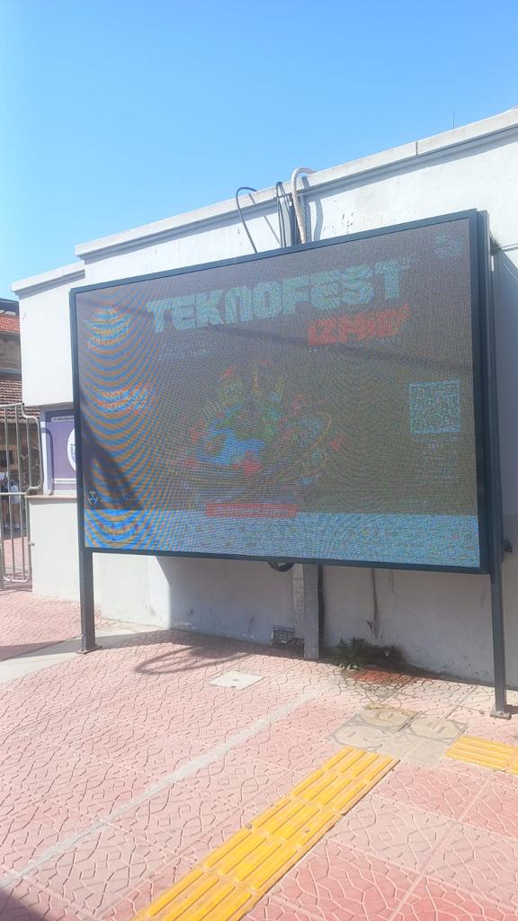 izmir_ilmem's tweet photo. TEKNOFEST İZMİR'in başlamasına sayılı günler kala heyecan devam ediyor. Afişler İzmir’in dört bir yanında yerini aldı. Biz hazırız, bekliyoruz... #TEKNOFEST 
@tcmeb @Yusuf__Tekin @yahsiomer https://t.co/dNf7Hme52m